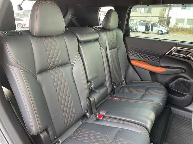 三菱 アウトランダー ＰＨＥＶ P 神奈川県 2022(令4)年 5.3万km ブラックダイヤモンド プラグインハイブリッド/4WD/SDナビ/（AM/FM/TV/USB/iPod/Bluetooth/CarPlay/AndroidAuto）/マルチアラウンドモニター（移動物検知機能付）/BOSEプレミアムサウンドシステム（9スピーカー）/ETC/e-Assist/衝突被害軽減ブレーキ（FCM）/踏み間違い衝突防止アシスト（EAPM）/車線逸脱警報（LDW）＆逸脱防止支援（LDP）/ふらつき警報（DAA）/前方衝突予測警報（PFCW）/MI-PILOT（レーダークルコン）/標識認識システム（TSR）/後側方衝突被害防止支援システム（ABSA）/後側方車両検知警報（レーンチェンジアシスト機能付）（BSW/LCA）/後退時車両検知警報（RCTA）/パーキングセンサー/ヒルディセントコントロール/セミアニリン本革シート（ブラック×サドルタン）/シートヒーター（D/N/2nd左右）/メモリーパワーシート（D/N）/HUD/パワーバックドア/左右＆後席独立オートエアコン/100V AC電源（1500W）/V2H用 DC電源（10kW）/アダプティブLEDヘッドライト（ALH）/ワイヤレス充電器/20AW