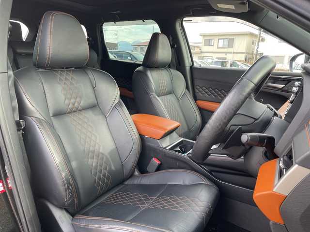 三菱 アウトランダー ＰＨＥＶ P 神奈川県 2022(令4)年 5.3万km ブラックダイヤモンド プラグインハイブリッド/4WD/SDナビ/（AM/FM/TV/USB/iPod/Bluetooth/CarPlay/AndroidAuto）/マルチアラウンドモニター（移動物検知機能付）/BOSEプレミアムサウンドシステム（9スピーカー）/ETC/e-Assist/衝突被害軽減ブレーキ（FCM）/踏み間違い衝突防止アシスト（EAPM）/車線逸脱警報（LDW）＆逸脱防止支援（LDP）/ふらつき警報（DAA）/前方衝突予測警報（PFCW）/MI-PILOT（レーダークルコン）/標識認識システム（TSR）/後側方衝突被害防止支援システム（ABSA）/後側方車両検知警報（レーンチェンジアシスト機能付）（BSW/LCA）/後退時車両検知警報（RCTA）/パーキングセンサー/ヒルディセントコントロール/セミアニリン本革シート（ブラック×サドルタン）/シートヒーター（D/N/2nd左右）/メモリーパワーシート（D/N）/HUD/パワーバックドア/左右＆後席独立オートエアコン/100V AC電源（1500W）/V2H用 DC電源（10kW）/アダプティブLEDヘッドライト（ALH）/ワイヤレス充電器/20AW