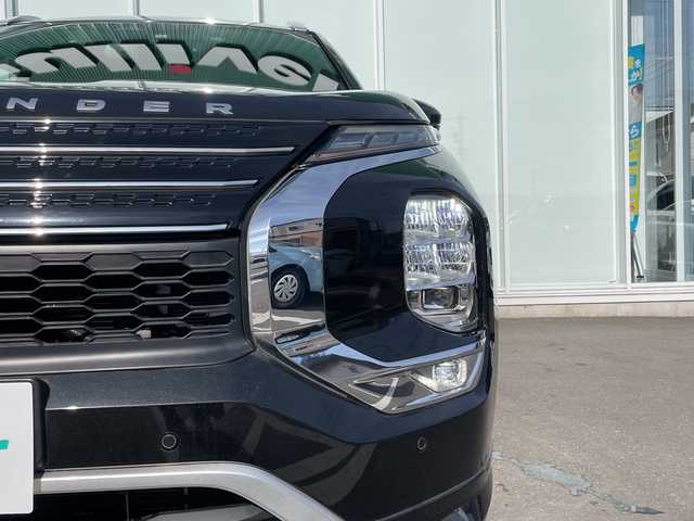 三菱 アウトランダー ＰＨＥＶ P 神奈川県 2022(令4)年 5.3万km ブラックダイヤモンド プラグインハイブリッド/4WD/SDナビ/（AM/FM/TV/USB/iPod/Bluetooth/CarPlay/AndroidAuto）/マルチアラウンドモニター（移動物検知機能付）/BOSEプレミアムサウンドシステム（9スピーカー）/ETC/e-Assist/衝突被害軽減ブレーキ（FCM）/踏み間違い衝突防止アシスト（EAPM）/車線逸脱警報（LDW）＆逸脱防止支援（LDP）/ふらつき警報（DAA）/前方衝突予測警報（PFCW）/MI-PILOT（レーダークルコン）/標識認識システム（TSR）/後側方衝突被害防止支援システム（ABSA）/後側方車両検知警報（レーンチェンジアシスト機能付）（BSW/LCA）/後退時車両検知警報（RCTA）/パーキングセンサー/ヒルディセントコントロール/セミアニリン本革シート（ブラック×サドルタン）/シートヒーター（D/N/2nd左右）/メモリーパワーシート（D/N）/HUD/パワーバックドア/左右＆後席独立オートエアコン/100V AC電源（1500W）/V2H用 DC電源（10kW）/アダプティブLEDヘッドライト（ALH）/ワイヤレス充電器/20AW
