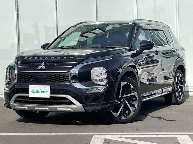 三菱 アウトランダー ＰＨＥＶ P 神奈川県 2022(令4)年 5.3万km ブラックダイヤモンド プラグインハイブリッド/4WD/SDナビ/（AM/FM/TV/USB/iPod/Bluetooth/CarPlay/AndroidAuto）/マルチアラウンドモニター（移動物検知機能付）/BOSEプレミアムサウンドシステム（9スピーカー）/ETC/e-Assist/衝突被害軽減ブレーキ（FCM）/踏み間違い衝突防止アシスト（EAPM）/車線逸脱警報（LDW）＆逸脱防止支援（LDP）/ふらつき警報（DAA）/前方衝突予測警報（PFCW）/MI-PILOT（レーダークルコン）/標識認識システム（TSR）/後側方衝突被害防止支援システム（ABSA）/後側方車両検知警報（レーンチェンジアシスト機能付）（BSW/LCA）/後退時車両検知警報（RCTA）/パーキングセンサー/ヒルディセントコントロール/セミアニリン本革シート（ブラック×サドルタン）/シートヒーター（D/N/2nd左右）/メモリーパワーシート（D/N）/HUD/パワーバックドア/左右＆後席独立オートエアコン/100V AC電源（1500W）/V2H用 DC電源（10kW）/アダプティブLEDヘッドライト（ALH）/ワイヤレス充電器/20AW