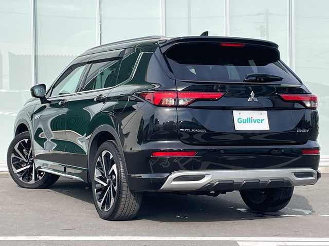 三菱 アウトランダー ＰＨＥＶ P 神奈川県 2022(令4)年 5.3万km ブラックダイヤモンド プラグインハイブリッド/4WD/SDナビ/（AM/FM/TV/USB/iPod/Bluetooth/CarPlay/AndroidAuto）/マルチアラウンドモニター（移動物検知機能付）/BOSEプレミアムサウンドシステム（9スピーカー）/ETC/e-Assist/衝突被害軽減ブレーキ（FCM）/踏み間違い衝突防止アシスト（EAPM）/車線逸脱警報（LDW）＆逸脱防止支援（LDP）/ふらつき警報（DAA）/前方衝突予測警報（PFCW）/MI-PILOT（レーダークルコン）/標識認識システム（TSR）/後側方衝突被害防止支援システム（ABSA）/後側方車両検知警報（レーンチェンジアシスト機能付）（BSW/LCA）/後退時車両検知警報（RCTA）/パーキングセンサー/ヒルディセントコントロール/セミアニリン本革シート（ブラック×サドルタン）/シートヒーター（D/N/2nd左右）/メモリーパワーシート（D/N）/HUD/パワーバックドア/左右＆後席独立オートエアコン/100V AC電源（1500W）/V2H用 DC電源（10kW）/アダプティブLEDヘッドライト（ALH）/ワイヤレス充電器/20AW