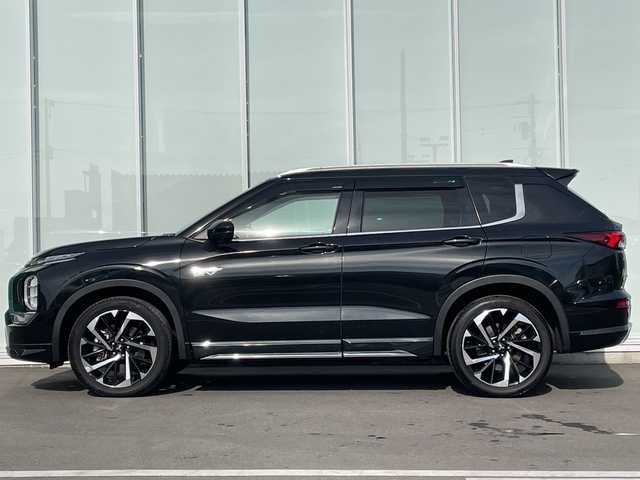 三菱 アウトランダー ＰＨＥＶ P 神奈川県 2022(令4)年 5.3万km ブラックダイヤモンド プラグインハイブリッド/4WD/SDナビ/（AM/FM/TV/USB/iPod/Bluetooth/CarPlay/AndroidAuto）/マルチアラウンドモニター（移動物検知機能付）/BOSEプレミアムサウンドシステム（9スピーカー）/ETC/e-Assist/衝突被害軽減ブレーキ（FCM）/踏み間違い衝突防止アシスト（EAPM）/車線逸脱警報（LDW）＆逸脱防止支援（LDP）/ふらつき警報（DAA）/前方衝突予測警報（PFCW）/MI-PILOT（レーダークルコン）/標識認識システム（TSR）/後側方衝突被害防止支援システム（ABSA）/後側方車両検知警報（レーンチェンジアシスト機能付）（BSW/LCA）/後退時車両検知警報（RCTA）/パーキングセンサー/ヒルディセントコントロール/セミアニリン本革シート（ブラック×サドルタン）/シートヒーター（D/N/2nd左右）/メモリーパワーシート（D/N）/HUD/パワーバックドア/左右＆後席独立オートエアコン/100V AC電源（1500W）/V2H用 DC電源（10kW）/アダプティブLEDヘッドライト（ALH）/ワイヤレス充電器/20AW