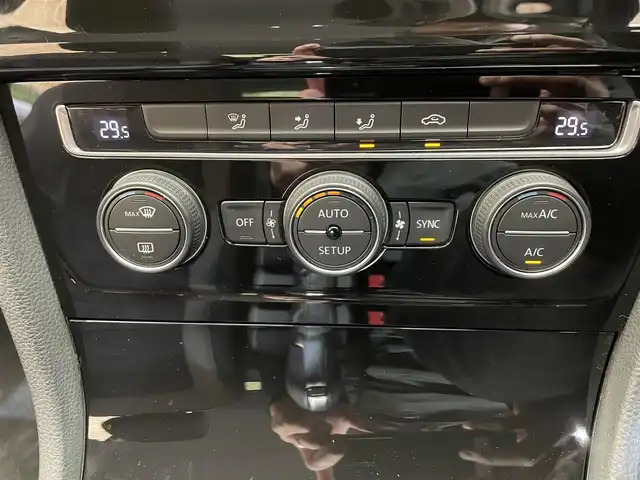 フォルクスワーゲン ゴルフ TSI ハイライン BMテクノ 岩手県 2013(平25)年 10.5万km ディープブラックパールエフェクト ターボ/パドルシフト/プリクラッシュセーフティシステム/レーンアシスト/アダプティブクルーズコントロール/オートブレーキホールド/純正オーディオ/カロッツェリアポータブルナビ/フルセグTV/ETC/オートライト/自動防眩ミラー/オートエアコン/横滑り防止装置/アイドリングストップ
