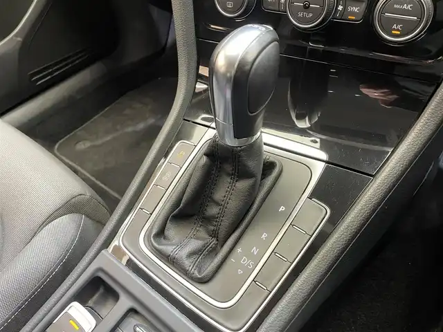フォルクスワーゲン ゴルフ TSI ハイライン BMテクノ 岩手県 2013(平25)年 10.5万km ディープブラックパールエフェクト ターボ/パドルシフト/プリクラッシュセーフティシステム/レーンアシスト/アダプティブクルーズコントロール/オートブレーキホールド/純正オーディオ/カロッツェリアポータブルナビ/フルセグTV/ETC/オートライト/自動防眩ミラー/オートエアコン/横滑り防止装置/アイドリングストップ