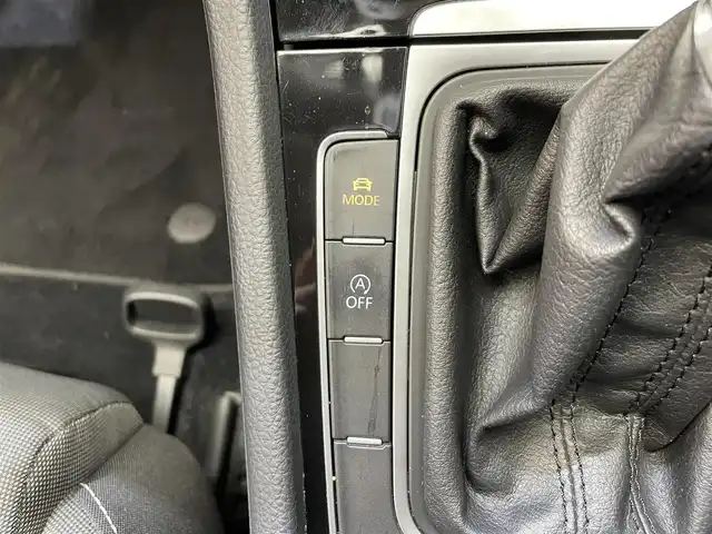 フォルクスワーゲン ゴルフ TSI ハイライン BMテクノ 岩手県 2013(平25)年 10.5万km ディープブラックパールエフェクト ターボ/パドルシフト/プリクラッシュセーフティシステム/レーンアシスト/アダプティブクルーズコントロール/オートブレーキホールド/純正オーディオ/カロッツェリアポータブルナビ/フルセグTV/ETC/オートライト/自動防眩ミラー/オートエアコン/横滑り防止装置/アイドリングストップ