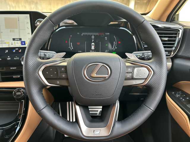 レクサス ＮＸ 350h Fスポーツ 愛知県 2025(令7)年 0.3万km グラファイトブラックガラスフレーク 4WD/ワンオーナー/ヘーゼル革シート/サンルーフ/純正オレンジキャリパー/純正デジタルインナーミラー/純正ナビ/フルセグTV・Bluetooth・USB・AM・FM/レクサスチームメイト/・アドバンスドパーク/・パノラミックビューモニター/・パーキングサポートブレーキ（後方歩行者/周囲静止物）/・緊急時操舵支援/・フロントクロストラフィックアラート/・レーンチェンジアシスト/AC100V電源/ハンズフリーパワーバックドア/純正３眼ＬＥＤヘッドライト/・アダプティブハイビーム/・ヘッドランプクリーナー/・LEDコーナリングランプ/ヘッドアップディスプレイ/パノラミックビューモニター/レーダークルーズコントロール/プリクラッシュセーフティー/ブラインドスポットモニター/クリアランスソナー/前席パワーシート/前席シートヒーター/前席ベンチレーターシート/運転席メモリ機能付きパワーシート/ステアリングヒーター/パドルシフト/2.0ビルトインＥＴＣ/スペアスマートキー/カードキー/保証書/取扱説明書/ディーラー点検整備記録簿（１カ月）