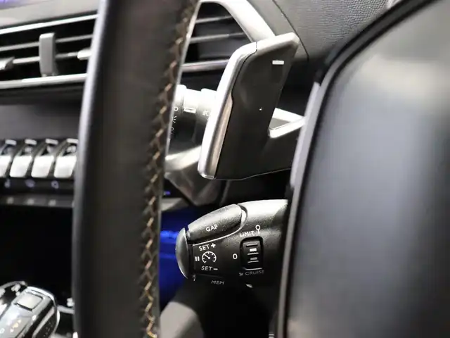 プジョー ３００８ GTライン 静岡県 2020(令2)年 1.8万km 赤 衝突軽減ブレーキ　/ＡＣＣ　/ＣａｒＰｌａｙ　/ＳＲ　/純正１８ＡＷ　/ＥＴＣ/ＬＥＤ　/パドルシフト　/アンビエントライト　/ワイヤレス充電　/ＢＳＭ　/ＬＫＡ　/電動リアゲート　/パワーシート／ヒーター／マッサージ