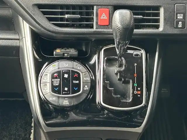 トヨタ ヴォクシー ZS 煌 岩手県 2018(平30)年 6.8万km ブラック 社外ナビ　/社外フリップダウンモニター　/両側パワースライドドア　/クルーズコントロール　/バックカメラ　/オートマチックハイビーム　/オートライト　/アイドリングストップ　/ＵＳＢ入力端子　/レーンキープアシスト/衝突軽減ブレーキ/横滑り防止装置