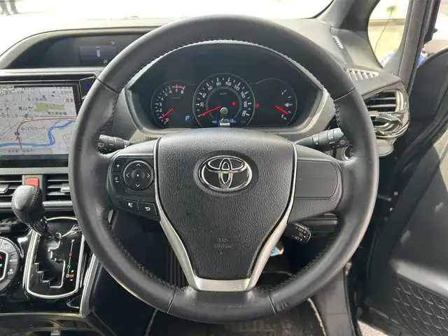 トヨタ ヴォクシー ZS 煌 岩手県 2018(平30)年 6.8万km ブラック 社外ナビ　/社外フリップダウンモニター　/両側パワースライドドア　/クルーズコントロール　/バックカメラ　/オートマチックハイビーム　/オートライト　/アイドリングストップ　/ＵＳＢ入力端子　/レーンキープアシスト/衝突軽減ブレーキ/横滑り防止装置