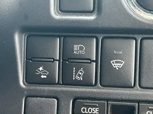 トヨタ ヴォクシー ZS 煌 岩手県 2018(平30)年 6.8万km ブラック 社外ナビ　/社外フリップダウンモニター　/両側パワースライドドア　/クルーズコントロール　/バックカメラ　/オートマチックハイビーム　/オートライト　/アイドリングストップ　/ＵＳＢ入力端子　/レーンキープアシスト/衝突軽減ブレーキ/横滑り防止装置