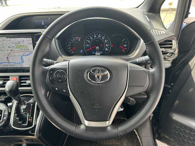 トヨタ ヴォクシー ZS 煌 岩手県 2018(平30)年 6.8万km ブラック 社外ナビ　/社外フリップダウンモニター　/両側パワースライドドア　/クルーズコントロール　/バックカメラ　/オートマチックハイビーム　/オートライト　/アイドリングストップ　/ＵＳＢ入力端子　/レーンキープアシスト/衝突軽減ブレーキ/横滑り防止装置