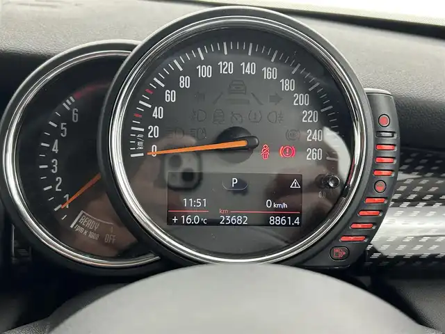 ＭＩＮＩ ミニ クーパー S セブン 熊本県 2017(平29)年 2.4万km ペッパー・ホワイト 禁煙車　/純正ナビ（ＢＴ・ｉｐｏｄ・ＵＳＢ）/バックカメラ　/社外前方ドライブレコーダー　/ビルトインＥＴＣ　/クルーズコントロール　/衝突軽減ブレーキ　/横滑り防止　/アイドリングストップ　/純正フロアマット/純正17インチAW/オートライト/LEDヘッドライト/スマートキー/プッシュスタート/スペアキー1本/保証書/取扱説明書