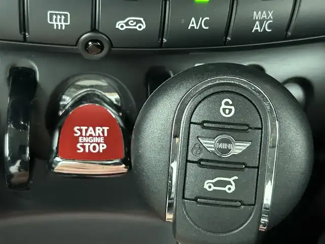 ＭＩＮＩ ミニ クーパー S セブン 熊本県 2017(平29)年 2.4万km ペッパー・ホワイト 禁煙車　/純正ナビ（ＢＴ・ｉｐｏｄ・ＵＳＢ）/バックカメラ　/社外前方ドライブレコーダー　/ビルトインＥＴＣ　/クルーズコントロール　/衝突軽減ブレーキ　/横滑り防止　/アイドリングストップ　/純正フロアマット/純正17インチAW/オートライト/LEDヘッドライト/スマートキー/プッシュスタート/スペアキー1本/保証書/取扱説明書