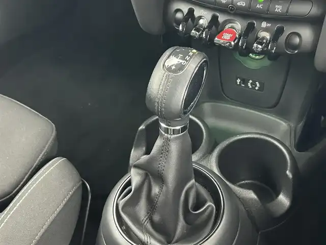 ＭＩＮＩ ミニ クーパー S セブン 熊本県 2017(平29)年 2.4万km ペッパー・ホワイト 禁煙車　/純正ナビ（ＢＴ・ｉｐｏｄ・ＵＳＢ）/バックカメラ　/社外前方ドライブレコーダー　/ビルトインＥＴＣ　/クルーズコントロール　/衝突軽減ブレーキ　/横滑り防止　/アイドリングストップ　/純正フロアマット/純正17インチAW/オートライト/LEDヘッドライト/スマートキー/プッシュスタート/スペアキー1本/保証書/取扱説明書