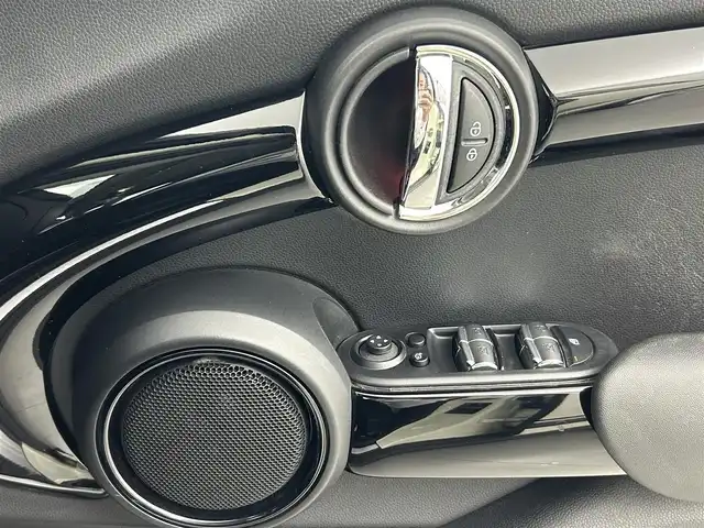 ＭＩＮＩ ミニ クーパー S セブン 熊本県 2017(平29)年 2.4万km ペッパー・ホワイト 禁煙車　/純正ナビ（ＢＴ・ｉｐｏｄ・ＵＳＢ）/バックカメラ　/社外前方ドライブレコーダー　/ビルトインＥＴＣ　/クルーズコントロール　/衝突軽減ブレーキ　/横滑り防止　/アイドリングストップ　/純正フロアマット/純正17インチAW/オートライト/LEDヘッドライト/スマートキー/プッシュスタート/スペアキー1本/保証書/取扱説明書
