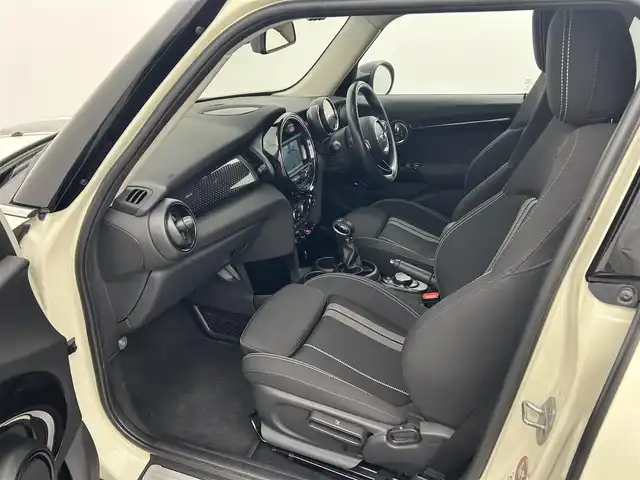 ＭＩＮＩ ミニ クーパー S セブン 熊本県 2017(平29)年 2.4万km ペッパー・ホワイト 禁煙車　/純正ナビ（ＢＴ・ｉｐｏｄ・ＵＳＢ）/バックカメラ　/社外前方ドライブレコーダー　/ビルトインＥＴＣ　/クルーズコントロール　/衝突軽減ブレーキ　/横滑り防止　/アイドリングストップ　/純正フロアマット/純正17インチAW/オートライト/LEDヘッドライト/スマートキー/プッシュスタート/スペアキー1本/保証書/取扱説明書