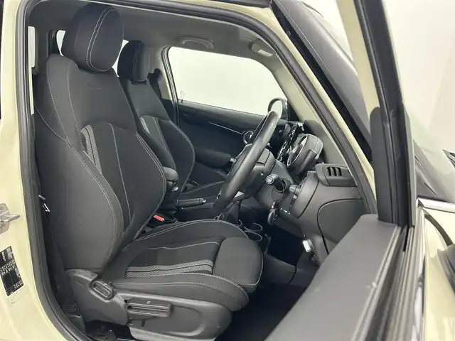 ＭＩＮＩ ミニ クーパー S セブン 熊本県 2017(平29)年 2.4万km ペッパー・ホワイト 禁煙車　/純正ナビ（ＢＴ・ｉｐｏｄ・ＵＳＢ）/バックカメラ　/社外前方ドライブレコーダー　/ビルトインＥＴＣ　/クルーズコントロール　/衝突軽減ブレーキ　/横滑り防止　/アイドリングストップ　/純正フロアマット/純正17インチAW/オートライト/LEDヘッドライト/スマートキー/プッシュスタート/スペアキー1本/保証書/取扱説明書