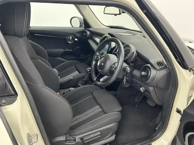 ＭＩＮＩ ミニ クーパー S セブン 熊本県 2017(平29)年 2.4万km ペッパー・ホワイト 禁煙車　/純正ナビ（ＢＴ・ｉｐｏｄ・ＵＳＢ）/バックカメラ　/社外前方ドライブレコーダー　/ビルトインＥＴＣ　/クルーズコントロール　/衝突軽減ブレーキ　/横滑り防止　/アイドリングストップ　/純正フロアマット/純正17インチAW/オートライト/LEDヘッドライト/スマートキー/プッシュスタート/スペアキー1本/保証書/取扱説明書