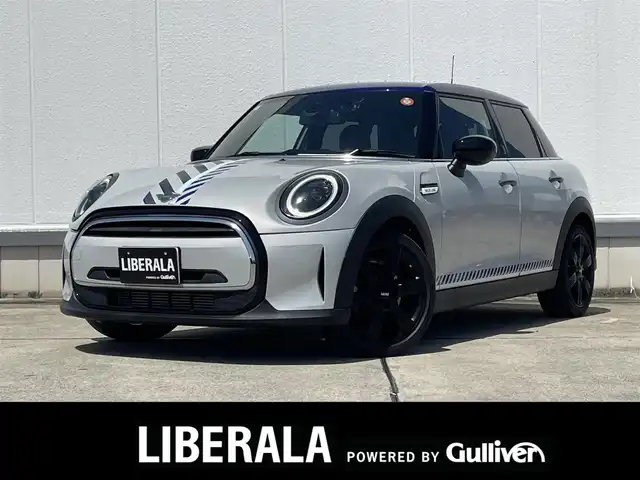 ＭＩＮＩ ＢＭＷ ミニ クーパー D ブリックレーンED 東京都 2022(令4)年 4.6万km ホワイト・シルバー 300台限定車/専用ルーフ・カラー　サン・マリノ・ブルー/専用ボンネット・ストライプ／サイド・ストライプ/専用サイド・スカットル/専用エクステリア・ステッカー/　　（3 Door：Bピラー/5 Door：Cピラー）/専用フローティング・ホイール・キャップ/専用フローズン・ブルー・アクセント・パーツ/　　ドア・ハンドル/ 専用フローズン・ブルー・アクセント・パーツ/　　テールゲート・ハンドル/専用フローズン・ブルー・アクセント・パーツ/　　ヘッドライト・フレーム／リア・コンビ・ランプ・フレーム/専用フローズン・ブルー・アクセント・パーツ/ 　MINIエンブレム（フロント／リア）/ボディー・カラー　ホワイト・シルバー・メタリック/ボディー・カラー　ムーンウォーク・グレー・メタリック/17インチ　アロイ・ホイール　ペダル・スポーク　ブラック/LED ヘッドライト/LED リア・コンビ・ランプ（ユニオン・ジャック・デザイン）