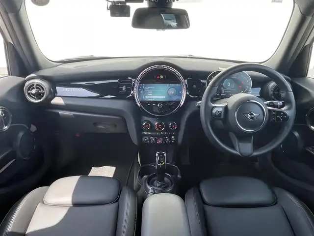 ＭＩＮＩ ＢＭＷ ミニ クーパー D ブリックレーンED 東京都 2022(令4)年 4.6万km ホワイト・シルバー 300台限定車/専用ルーフ・カラー　サン・マリノ・ブルー/専用ボンネット・ストライプ／サイド・ストライプ/専用サイド・スカットル/専用エクステリア・ステッカー/　　（3 Door：Bピラー/5 Door：Cピラー）/専用フローティング・ホイール・キャップ/専用フローズン・ブルー・アクセント・パーツ/　　ドア・ハンドル/ 専用フローズン・ブルー・アクセント・パーツ/　　テールゲート・ハンドル/専用フローズン・ブルー・アクセント・パーツ/　　ヘッドライト・フレーム／リア・コンビ・ランプ・フレーム/専用フローズン・ブルー・アクセント・パーツ/ 　MINIエンブレム（フロント／リア）/ボディー・カラー　ホワイト・シルバー・メタリック/ボディー・カラー　ムーンウォーク・グレー・メタリック/17インチ　アロイ・ホイール　ペダル・スポーク　ブラック/LED ヘッドライト/LED リア・コンビ・ランプ（ユニオン・ジャック・デザイン）