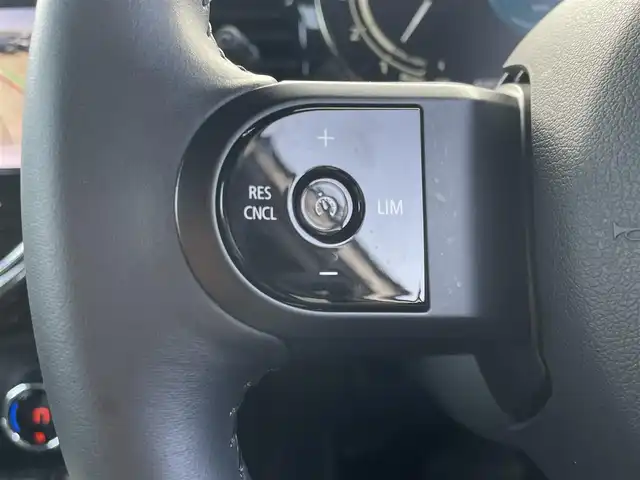 ＭＩＮＩ ＢＭＷ ミニ クーパー D ブリックレーンED 東京都 2022(令4)年 4.6万km ホワイト・シルバー 300台限定車/専用ルーフ・カラー　サン・マリノ・ブルー/専用ボンネット・ストライプ／サイド・ストライプ/専用サイド・スカットル/専用エクステリア・ステッカー/　　（3 Door：Bピラー/5 Door：Cピラー）/専用フローティング・ホイール・キャップ/専用フローズン・ブルー・アクセント・パーツ/　　ドア・ハンドル/ 専用フローズン・ブルー・アクセント・パーツ/　　テールゲート・ハンドル/専用フローズン・ブルー・アクセント・パーツ/　　ヘッドライト・フレーム／リア・コンビ・ランプ・フレーム/専用フローズン・ブルー・アクセント・パーツ/ 　MINIエンブレム（フロント／リア）/ボディー・カラー　ホワイト・シルバー・メタリック/ボディー・カラー　ムーンウォーク・グレー・メタリック/17インチ　アロイ・ホイール　ペダル・スポーク　ブラック/LED ヘッドライト/LED リア・コンビ・ランプ（ユニオン・ジャック・デザイン）