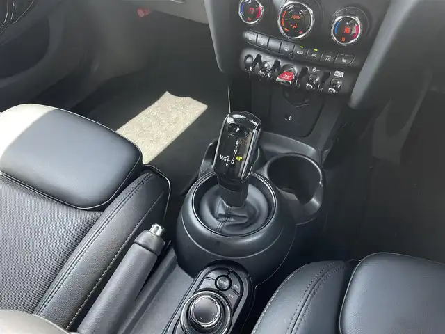 ＭＩＮＩ ＢＭＷ ミニ クーパー D ブリックレーンED 東京都 2022(令4)年 4.6万km ホワイト・シルバー 300台限定車/専用ルーフ・カラー　サン・マリノ・ブルー/専用ボンネット・ストライプ／サイド・ストライプ/専用サイド・スカットル/専用エクステリア・ステッカー/　　（3 Door：Bピラー/5 Door：Cピラー）/専用フローティング・ホイール・キャップ/専用フローズン・ブルー・アクセント・パーツ/　　ドア・ハンドル/ 専用フローズン・ブルー・アクセント・パーツ/　　テールゲート・ハンドル/専用フローズン・ブルー・アクセント・パーツ/　　ヘッドライト・フレーム／リア・コンビ・ランプ・フレーム/専用フローズン・ブルー・アクセント・パーツ/ 　MINIエンブレム（フロント／リア）/ボディー・カラー　ホワイト・シルバー・メタリック/ボディー・カラー　ムーンウォーク・グレー・メタリック/17インチ　アロイ・ホイール　ペダル・スポーク　ブラック/LED ヘッドライト/LED リア・コンビ・ランプ（ユニオン・ジャック・デザイン）