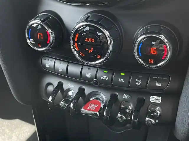 ＭＩＮＩ ＢＭＷ ミニ クーパー D ブリックレーンED 東京都 2022(令4)年 4.6万km ホワイト・シルバー 300台限定車/専用ルーフ・カラー　サン・マリノ・ブルー/専用ボンネット・ストライプ／サイド・ストライプ/専用サイド・スカットル/専用エクステリア・ステッカー/　　（3 Door：Bピラー/5 Door：Cピラー）/専用フローティング・ホイール・キャップ/専用フローズン・ブルー・アクセント・パーツ/　　ドア・ハンドル/ 専用フローズン・ブルー・アクセント・パーツ/　　テールゲート・ハンドル/専用フローズン・ブルー・アクセント・パーツ/　　ヘッドライト・フレーム／リア・コンビ・ランプ・フレーム/専用フローズン・ブルー・アクセント・パーツ/ 　MINIエンブレム（フロント／リア）/ボディー・カラー　ホワイト・シルバー・メタリック/ボディー・カラー　ムーンウォーク・グレー・メタリック/17インチ　アロイ・ホイール　ペダル・スポーク　ブラック/LED ヘッドライト/LED リア・コンビ・ランプ（ユニオン・ジャック・デザイン）
