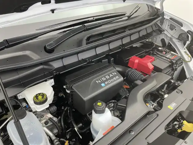 日産 セレナ e－パワー ハイウェイスター V 宮城県 2025(令7)年 0.1万km未満 白 e-POWER　ハイウエイスターV　ヘッドランプ オートレベライザー+アダプティブLEDヘッドライトシステム+インテリジェント アラウンドビューモニター（移動物 検知機能付）+インテリジェント ルームミラー+アドバンスドドライブアシストディスプレイ（12.3インチカラーディスプレイ）+統合型インターフェースディスプレイ+ワイヤレス充電器+6スピーカー+NissanConnectナビゲーションシステム（地デジ内蔵）+車載通信ユニット（TCU［Telematics Control Unit］）+ETC2.0ユニット（ビルトインタイプ）+ドライブレコーダー（前後セット）+プロパイロット（ナビリンク機能付）+プロパイロット緊急停止支援システム（SOSコール機能付）+SOSコール（488/400円）