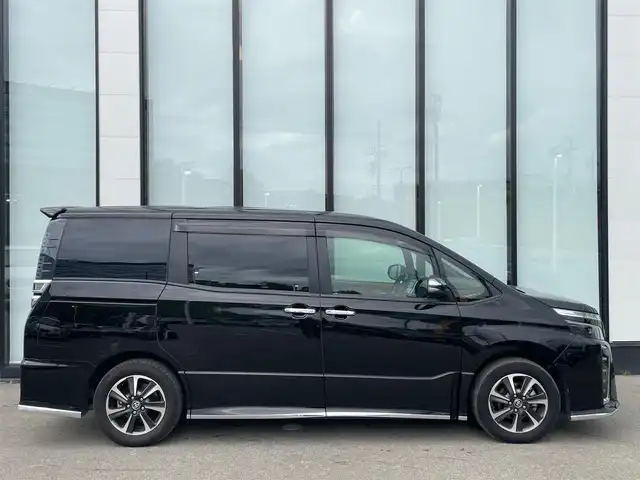 トヨタ ヴォクシー ZS 煌Ⅱ 大阪府 2019(令1)年 3.4万km ブラック 純正９インチナビ/   フルセグTV/CD/DVD/Bluetooth/USB/バックモニター/１２インチ後席モニター/衝突軽減ブレーキ/横滑り防止装置/アイドリングストップ/両側パワースライドドア/クルーズコントロール/レーンキープアシスト/前後ドライブレコーダー/オートマチックハイビーム/純正16インチアルミホイール/純正フロアマット/プッシュスタート/スマートキー/ＥＴＣ/ＬＥＤライト/禁煙車