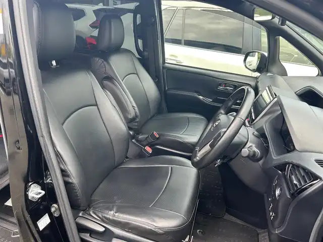 トヨタ ヴォクシー ZS 煌Ⅱ 大阪府 2019(令1)年 3.4万km ブラック 純正９インチナビ/   フルセグTV/CD/DVD/Bluetooth/USB/バックモニター/１２インチ後席モニター/衝突軽減ブレーキ/横滑り防止装置/アイドリングストップ/両側パワースライドドア/クルーズコントロール/レーンキープアシスト/前後ドライブレコーダー/オートマチックハイビーム/純正16インチアルミホイール/純正フロアマット/プッシュスタート/スマートキー/ＥＴＣ/ＬＥＤライト/禁煙車