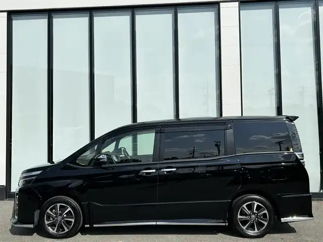 トヨタ ヴォクシー ZS 煌Ⅱ 大阪府 2019(令1)年 3.4万km ブラック 純正９インチナビ/   フルセグTV/CD/DVD/Bluetooth/USB/バックモニター/１２インチ後席モニター/衝突軽減ブレーキ/横滑り防止装置/アイドリングストップ/両側パワースライドドア/クルーズコントロール/レーンキープアシスト/前後ドライブレコーダー/オートマチックハイビーム/純正16インチアルミホイール/純正フロアマット/プッシュスタート/スマートキー/ＥＴＣ/ＬＥＤライト/禁煙車