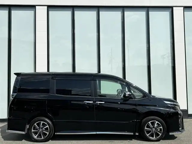 トヨタ ヴォクシー ZS 煌Ⅱ 大阪府 2019(令1)年 3.4万km ブラック 純正９インチナビ/   フルセグTV/CD/DVD/Bluetooth/USB/バックモニター/１２インチ後席モニター/衝突軽減ブレーキ/横滑り防止装置/アイドリングストップ/両側パワースライドドア/クルーズコントロール/レーンキープアシスト/前後ドライブレコーダー/オートマチックハイビーム/純正16インチアルミホイール/純正フロアマット/プッシュスタート/スマートキー/ＥＴＣ/ＬＥＤライト/禁煙車