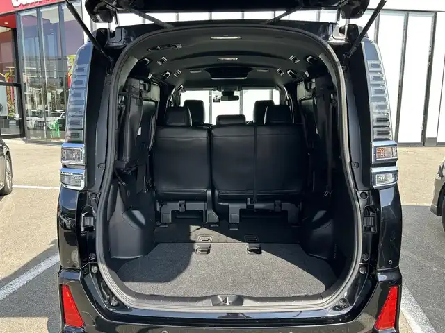 トヨタ ヴォクシー ZS 煌Ⅱ 大阪府 2019(令1)年 3.4万km ブラック 純正９インチナビ/   フルセグTV/CD/DVD/Bluetooth/USB/バックモニター/１２インチ後席モニター/衝突軽減ブレーキ/横滑り防止装置/アイドリングストップ/両側パワースライドドア/クルーズコントロール/レーンキープアシスト/前後ドライブレコーダー/オートマチックハイビーム/純正16インチアルミホイール/純正フロアマット/プッシュスタート/スマートキー/ＥＴＣ/ＬＥＤライト/禁煙車