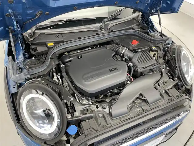 ＭＩＮＩ ＢＭＷ ミニ クーパー SD エッセンシャルトリム 滋賀県 2021(令3)年 6万km アイランドブルー 禁煙車/純正8.8インチナビ/・Bluetooth・AM・Fm/バックカメラ/ETC/前後ドライブレコーダー/追従クルーズコントロール/パドルシフト/電動パーキングブレーキ/レザーシート/前後シートヒーター/革巻きステアリング/ステアリングスイッチ/コーナーセンサー/スマートキー/スペアキー/オートライト/LEDヘッドライト/オートエアコン