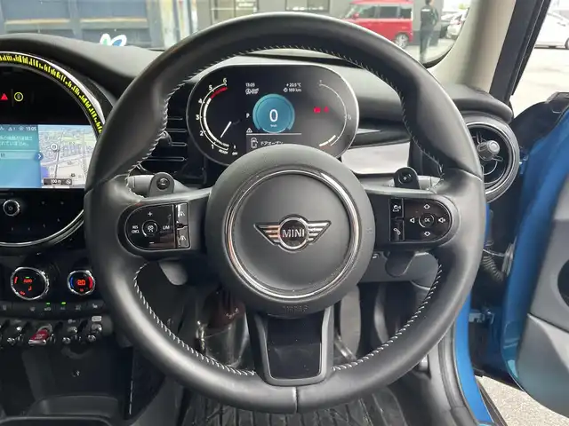 ＭＩＮＩ ＢＭＷ ミニ クーパー SD エッセンシャルトリム 滋賀県 2021(令3)年 6万km アイランドブルー 禁煙車/純正8.8インチナビ/・Bluetooth・AM・Fm/バックカメラ/ETC/前後ドライブレコーダー/追従クルーズコントロール/パドルシフト/電動パーキングブレーキ/レザーシート/前後シートヒーター/革巻きステアリング/ステアリングスイッチ/コーナーセンサー/スマートキー/スペアキー/オートライト/LEDヘッドライト/オートエアコン