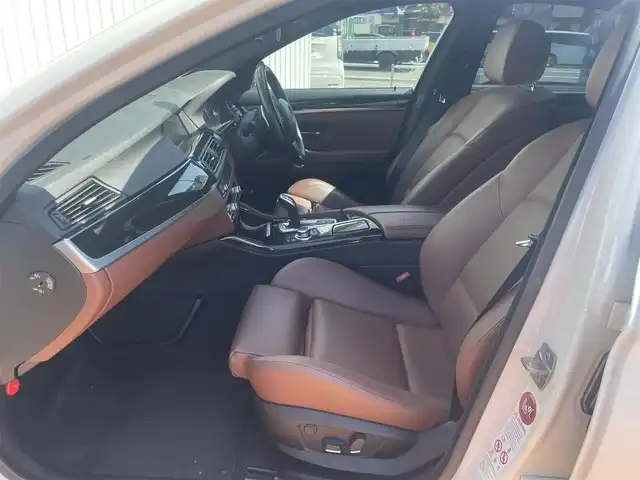 ＢＭＷ アクティブハイブリッド 5 Mスポーツ 三重県 2013(平25)年 9.9万km 白 純正メーカーHDDナビ/バックカメラ/フロントエアロバンパー/E-8スポーツAT/五人乗り/大型サイドシルスポイラー/リアエアロバンパー/革スポーツシート/シートヒーター/SRSエアバック（運転席/助手席/サイド/カーテン）/プッシュスタート