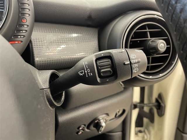 ＭＩＮＩ ミニ 岡山県 2016(平28)年 3.5万km ペッパー・ホワイト 純正ナビ/バックカメラ/Bluetooth/ETC/ドライブレコーダー/プッシュスタート/アイドリングストップ/横滑り防止装置/衝突軽減防止装置/純正１６インチアルミホイール/オートライト/オートハイビーム