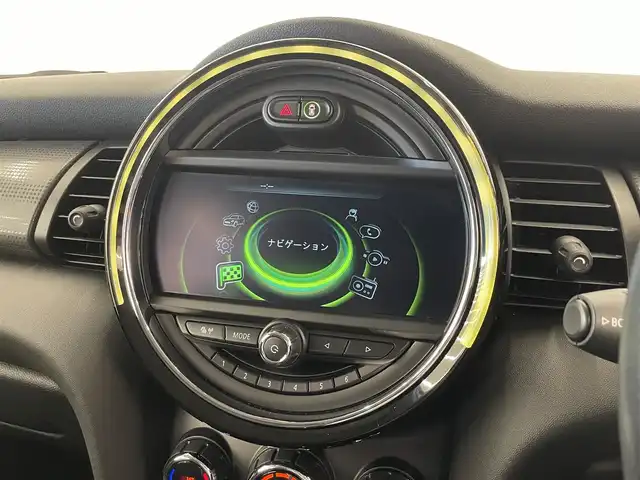 ＭＩＮＩ ミニ 岡山県 2016(平28)年 3.5万km ペッパー・ホワイト 純正ナビ/バックカメラ/Bluetooth/ETC/ドライブレコーダー/プッシュスタート/アイドリングストップ/横滑り防止装置/衝突軽減防止装置/純正１６インチアルミホイール/オートライト/オートハイビーム
