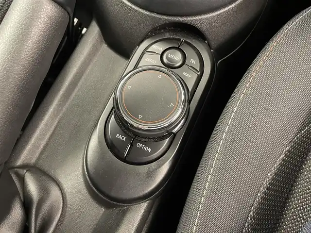 ＭＩＮＩ ミニ 岡山県 2016(平28)年 3.5万km ペッパー・ホワイト 純正ナビ/バックカメラ/Bluetooth/ETC/ドライブレコーダー/プッシュスタート/アイドリングストップ/横滑り防止装置/衝突軽減防止装置/純正１６インチアルミホイール/オートライト/オートハイビーム