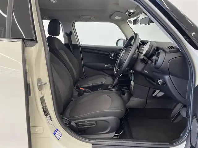 ＭＩＮＩ ミニ 岡山県 2016(平28)年 3.5万km ペッパー・ホワイト 純正ナビ/バックカメラ/Bluetooth/ETC/ドライブレコーダー/プッシュスタート/アイドリングストップ/横滑り防止装置/衝突軽減防止装置/純正１６インチアルミホイール/オートライト/オートハイビーム