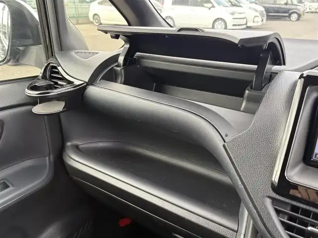 トヨタ ヴォクシー ZS 煌 大分県 2015(平27)年 8.9万km ブラック 純正ナビ（NSZT-W64）/Bluetooth/バックカメラ/フルセグTV/フリップダウンモニター/ビルトインETC/ドライブレコーダー/オートライト/LEDヘッドランプ/純正AW/モデリスタエアロ/社外フロアマット/スマートキー