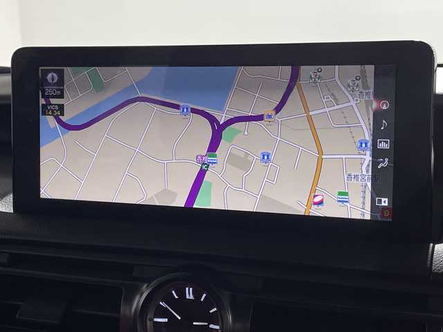 レクサス ＩＳ 300h Fスポーツ 福岡県 2022(令4)年 2万km ホワイトノーヴァガラスフレーク サンルーフ/アラウンドビューモニター/純正メモリナビ/フルセグテレビ/赤革シート/シートヒーター/BSM/ETC2.0/レーダークルーズコントロール/カードキー有り