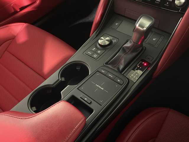 レクサス ＩＳ 300h Fスポーツ 福岡県 2022(令4)年 2万km ホワイトノーヴァガラスフレーク サンルーフ/アラウンドビューモニター/純正メモリナビ/フルセグテレビ/赤革シート/シートヒーター/BSM/ETC2.0/レーダークルーズコントロール/カードキー有り