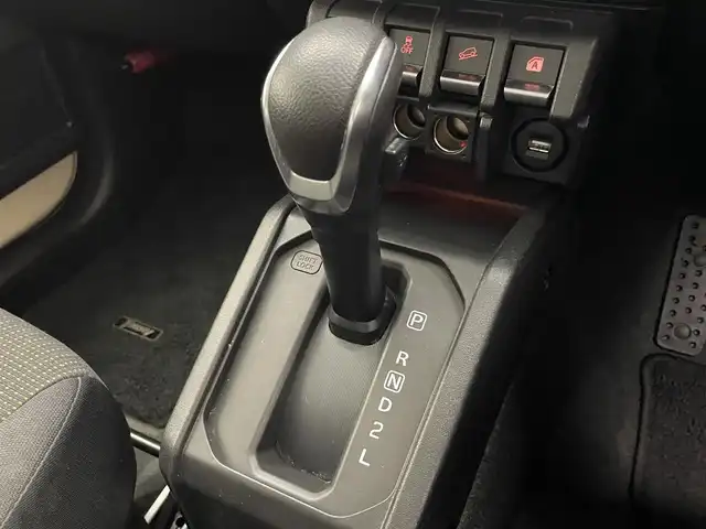 スズキ ジムニー XC 愛知県 2019(平31)年 6.4万km シフォンアイボリーM 純正ディスプレイ　シートヒーター　禁煙　ＤＶＤ　Ｂｌｕｅｔｏｏｔｈ　ＥＴＣ　ＲＡＹＳ１６インチアルミ　デュアルセンサーブレーキ　衝突軽減　クルコン　背面タイヤ　ｉｎｎｏルーフラック　ＬＥＤオートライト