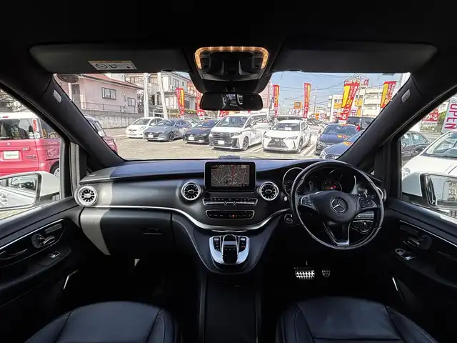 メルセデス・ベンツ Ｖ２２０ d スポーツ ロング 熊本県 2018(平30)年 8.8万km ロッククリスタルホワイト パノラマルーフ/Burmesterサウンドシステム/純正ナビ/【フルセグTV/Bluetooth/USB】/全方位カメラ/バックカメラ/フリップダウンモニター/両側パワースライドドア/衝突軽減ブレーキ/クルーズコントロール/レーンアシスト/黒革シート/パワーシート/シートヒーター/パワーバックドア/ETC/ステアリングスイッチ/パーキングアシスト/アイドリングストップ/電子パーキング/純正フロアマット/ウォークスルー/取扱説明書