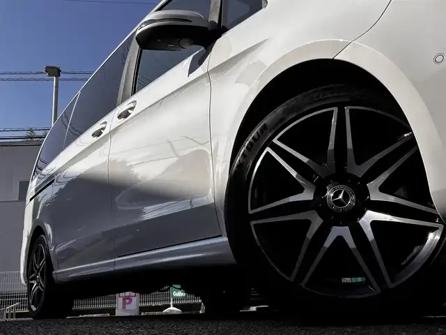 メルセデス・ベンツ Ｖ２２０ d スポーツ ロング 熊本県 2018(平30)年 8.8万km ロッククリスタルホワイト パノラマルーフ/Burmesterサウンドシステム/純正ナビ/【フルセグTV/Bluetooth/USB】/全方位カメラ/バックカメラ/フリップダウンモニター/両側パワースライドドア/衝突軽減ブレーキ/クルーズコントロール/レーンアシスト/黒革シート/パワーシート/シートヒーター/パワーバックドア/ETC/ステアリングスイッチ/パーキングアシスト/アイドリングストップ/電子パーキング/純正フロアマット/ウォークスルー/取扱説明書