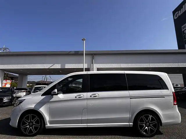 メルセデス・ベンツ Ｖ２２０ d スポーツ ロング 熊本県 2018(平30)年 8.8万km ロッククリスタルホワイト パノラマルーフ/Burmesterサウンドシステム/純正ナビ/【フルセグTV/Bluetooth/USB】/全方位カメラ/バックカメラ/フリップダウンモニター/両側パワースライドドア/衝突軽減ブレーキ/クルーズコントロール/レーンアシスト/黒革シート/パワーシート/シートヒーター/パワーバックドア/ETC/ステアリングスイッチ/パーキングアシスト/アイドリングストップ/電子パーキング/純正フロアマット/ウォークスルー/取扱説明書