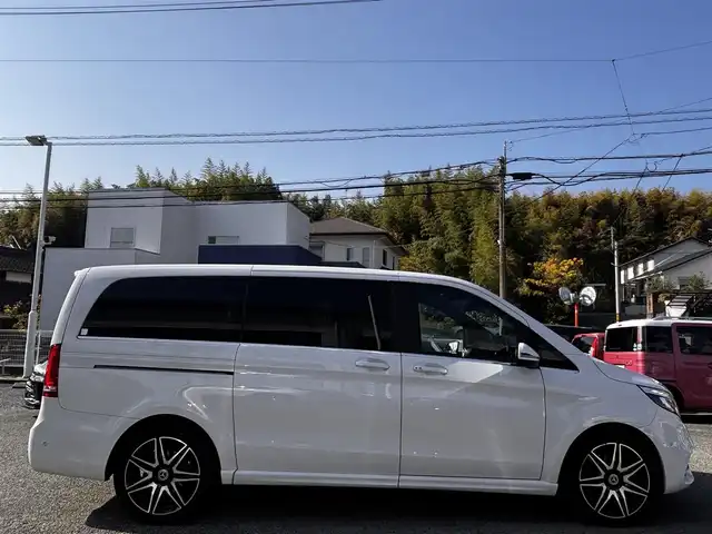 メルセデス・ベンツ Ｖ２２０ d スポーツ ロング 熊本県 2018(平30)年 8.8万km ロッククリスタルホワイト パノラマルーフ/Burmesterサウンドシステム/純正ナビ/【フルセグTV/Bluetooth/USB】/全方位カメラ/バックカメラ/フリップダウンモニター/両側パワースライドドア/衝突軽減ブレーキ/クルーズコントロール/レーンアシスト/黒革シート/パワーシート/シートヒーター/パワーバックドア/ETC/ステアリングスイッチ/パーキングアシスト/アイドリングストップ/電子パーキング/純正フロアマット/ウォークスルー/取扱説明書