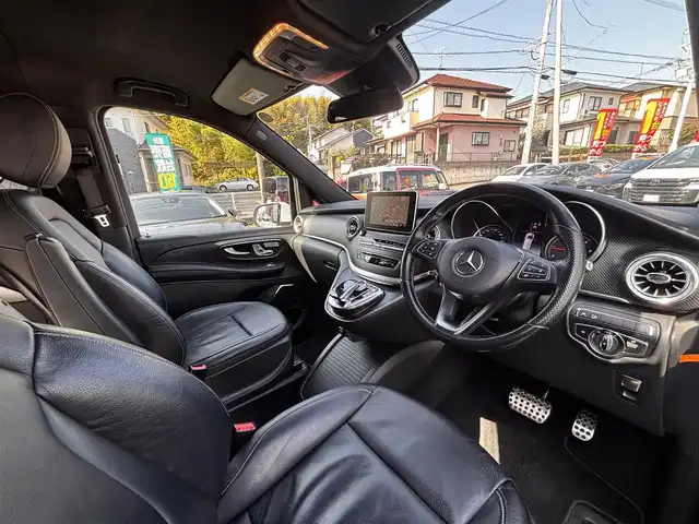 メルセデス・ベンツ Ｖ２２０ d スポーツ ロング 熊本県 2018(平30)年 8.8万km ロッククリスタルホワイト パノラマルーフ/Burmesterサウンドシステム/純正ナビ/【フルセグTV/Bluetooth/USB】/全方位カメラ/バックカメラ/フリップダウンモニター/両側パワースライドドア/衝突軽減ブレーキ/クルーズコントロール/レーンアシスト/黒革シート/パワーシート/シートヒーター/パワーバックドア/ETC/ステアリングスイッチ/パーキングアシスト/アイドリングストップ/電子パーキング/純正フロアマット/ウォークスルー/取扱説明書