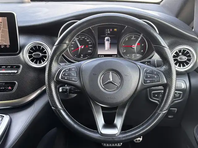 メルセデス・ベンツ Ｖ２２０ d スポーツ ロング 熊本県 2018(平30)年 8.8万km ロッククリスタルホワイト パノラマルーフ/Burmesterサウンドシステム/純正ナビ/【フルセグTV/Bluetooth/USB】/全方位カメラ/バックカメラ/フリップダウンモニター/両側パワースライドドア/衝突軽減ブレーキ/クルーズコントロール/レーンアシスト/黒革シート/パワーシート/シートヒーター/パワーバックドア/ETC/ステアリングスイッチ/パーキングアシスト/アイドリングストップ/電子パーキング/純正フロアマット/ウォークスルー/取扱説明書